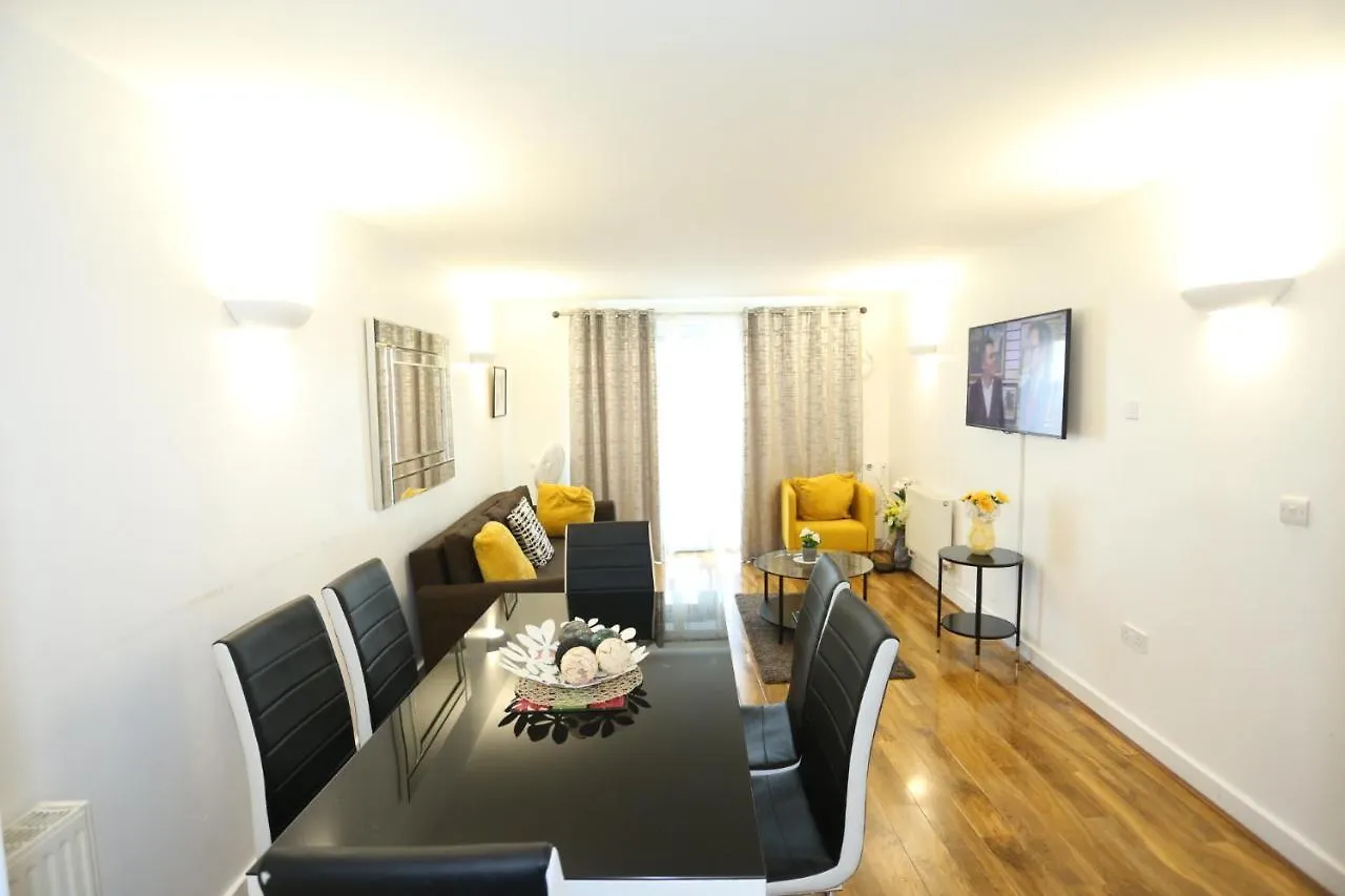 Apartment Lovely View 2 Beds 2 Bath Apartment, London