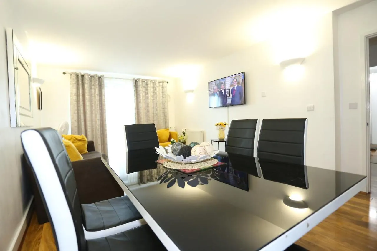 Lovely View 2 Beds 2 Bath Apartment, London