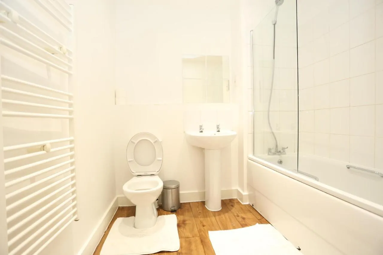 Apartment Lovely View 2 Beds 2 Bath Apartment, London
